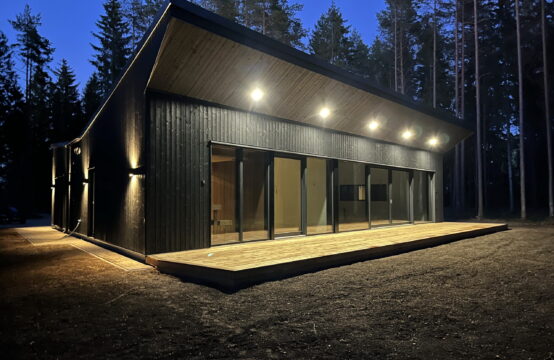 Maaküttega uus kaasaegne maja metsa sees, Kuusiku